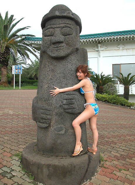 Idols 69 invite you to explore a free photos with An Nanba demonstrating amazing shape